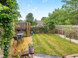 a garden with a table and chairs in a yard at The Hideaway in Broadwell