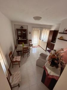 een woonkamer met een bank en een tafel bij Casa vacanze in Berchidda