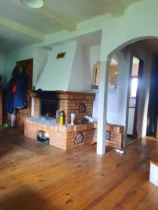 Una sala de estar con chimenea de piedra en una casa. en OAZA, en Olsztyn