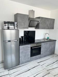 una cocina con electrodomésticos de acero inoxidable en una habitación en Feel like Home 1, en Biberach an der Riß