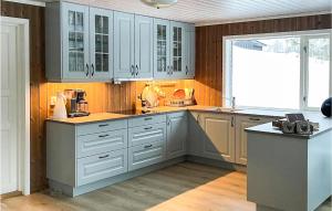 una cocina con armarios blancos y una ventana en 4 Bedroom Gorgeous Home In Hnefoss, en Hønefoss