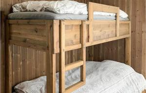 赫訥福斯的住宿－4 Bedroom Gorgeous Home In Hnefoss，客房内的一张木制双层床和两张双层床