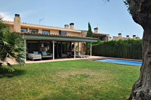 a house with a swimming pool and a yard at Villa Torrent Costa Brava, con piscina privada! in Pals