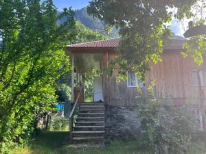 una piccola casa con scale che la conducono di Guest House in Svaneti - Khaishi a Mestia