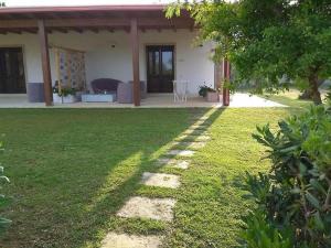 A garden outside Agriturismo Villa Tommaso