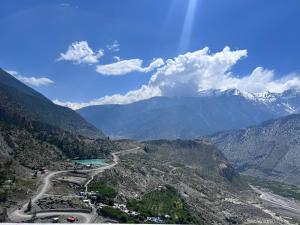 vista su una valle con fiume e montagne di Hotel Dancing Yak a Jomsom