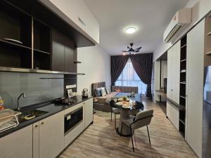 Köök või kööginurk majutusasutuses Millerz Square OKR - Suites & Residences