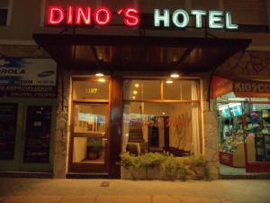 un cartel de hotel de dinosaurios frente a una tienda en Dino´s Hotel en Villa Gesell