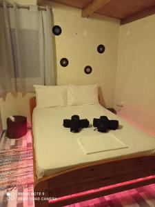 Una cama con dos cámaras sentadas encima. en zikos house, en Monemvasia