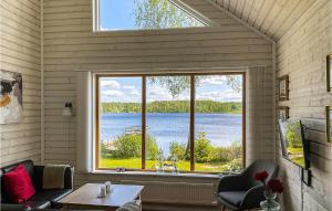 um quarto com uma grande janela com vista para um lago em Beautiful Home In Skillingaryd With 3 Bedrooms And Wifi em Skillingaryd