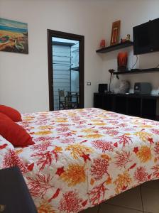 sypialnia z łóżkiem z kwiecistym kocem w obiekcie Antonia & Ivano w mieście Salerno