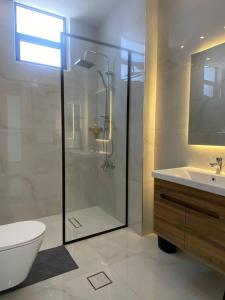 La salle de bains est pourvue d'une douche, de toilettes et d'un lavabo. dans l'établissement Cactus Dead Sea Jordan, à Al Rama