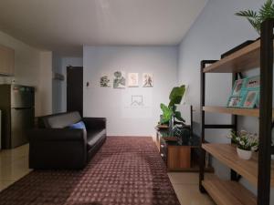 米里的住宿－SERENE HEIGHTS ONE BEDROOM STUDIO，客厅配有黑椅和地毯
