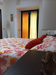 una camera da letto con un grande letto con un copriletto floreale di Antonia & Ivano a Salerno