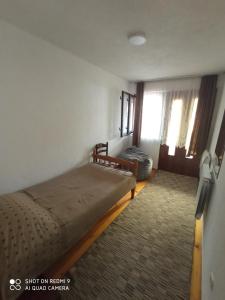 una camera con un letto e due finestre e un tappeto di Almir Apartman a Sarajevo