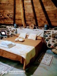 1 dormitorio con 1 cama en una habitación en Ovile Juanne Loddo, en Orosei