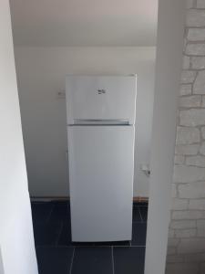 - un réfrigérateur blanc dans l'angle de la chambre dans l'établissement Apartmán v rodinném domě, à Jaroměř