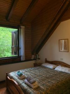 um quarto com uma cama com toalhas em La casa lassù em Tarvisio