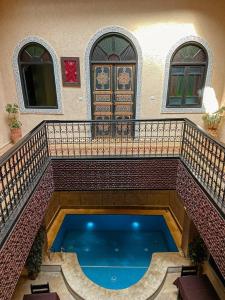 uma piscina no meio de um edifício em Riad Zyna em Meknès