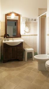 マルティナ・フランカにあるCasa Solelunaのバスルーム(洗面台、トイレ、鏡付)