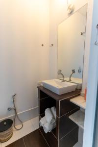 een badkamer met een wastafel en een spiegel bij Galeria & Suites Canto do Sol in Barra Grande