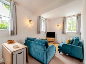 Sewerby的住宿－Harvest - Uk43786，客厅配有2把蓝色椅子和电视