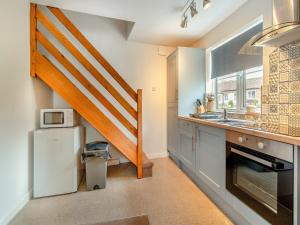 Sewerby的住宿－Harvest - Uk43786，厨房设有楼梯、水槽和冰箱