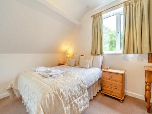 Sewerby的住宿－Harvest - Uk43786，一间卧室设有一张床和一个窗口