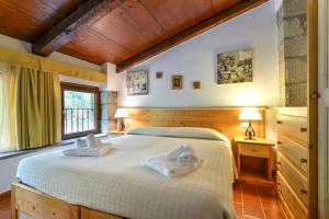 a bedroom with a large bed with towels on it at 38-Casa Volpin Relax e Sport in Toscana in Castel del Piano