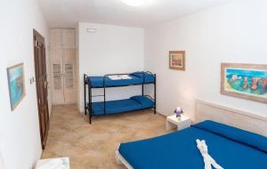 1 dormitorio con 2 literas en una habitación en Agriturismo Villa Tommaso en Torre dell'Orso