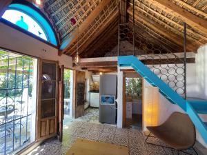 una habitación con una escalera y una casa en Chozito de paja a 300m. playa Mangueta, en El Palmar