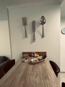 einen Esstisch mit Küchenutensilien an der Wand in der Unterkunft ALQUILER TEMPORARIO VALENTINA in Resistencia