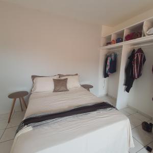 a white bed in a room with a closet at Casa de Campina in Campina Grande +13 photos