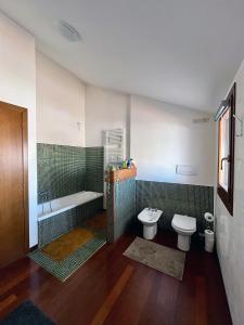 uma casa de banho com uma banheira, um WC e um lavatório. em Nido Appartamento em Cavallino-Treporti
