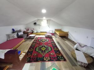 - un salon avec un canapé et un tapis dans l'établissement Etno selo Visoko Apartmani, à Visoko