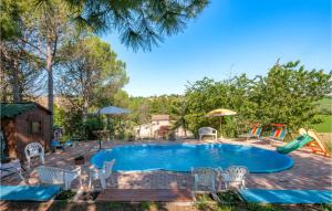 una piscina con sillas y un tobogán en Awesome Home In Piagge With Wifi, 4 Bedrooms And Outdoor Swimming Pool, en Piagge