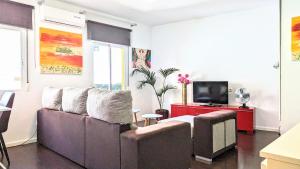 sala de estar con sofá y TV en Los Caños - Parking opcional, en Jaén