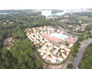 an aerial view of a residential suburb with a pool at Pavillon Soustons Plage in Soustons