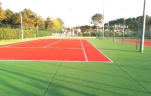 a tennis court with a red and green at Pavillon Soustons Plage in Soustons
