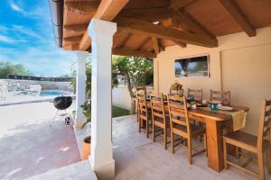 Μια τηλεόραση ή/και κέντρο ψυχαγωγίας στο Gorgeous Pool Villa with a fenced garden