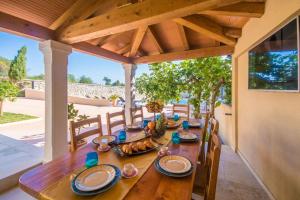 Φωτογραφία από το άλμπουμ του Gorgeous Pool Villa with a fenced garden σε Žminj