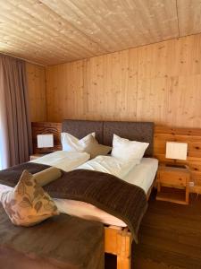 Rúm í herbergi á Spa Hotel Zedern Klang