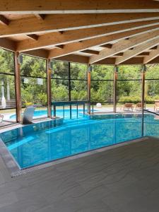 Bazén v ubytování Spa Hotel Zedern Klang nebo v jeho okolí
