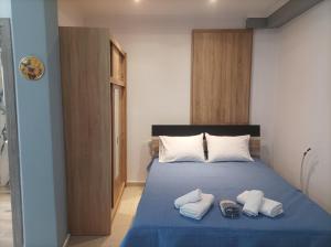 una camera da letto con un letto e due asciugamani di GEORGECHRISTI HOUSE a Skala Kallirachis