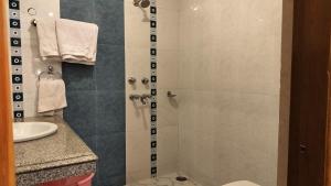 Ванна кімната в Auspiscious Him View Hotel