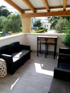 un patio con sofá y mesa. en L'appartamento sul borgo, en Santa Lucia