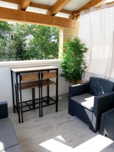 een tafel en stoelen op een patio met een raam bij L'appartamento sul borgo in Santa Lucia