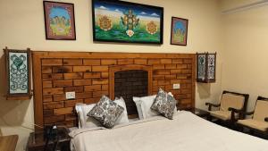 Ліжко або ліжка в номері Auspiscious Him View Hotel