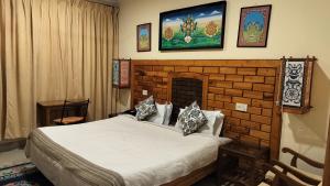 Ліжко або ліжка в номері Auspiscious Him View Hotel
