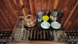 Все необхідне для приготування чаю та кави в Auspiscious Him View Hotel
